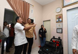 Mendagri Tito Karnavian saat meninjau rumah MBR