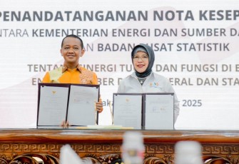 Menteri ESDM Bahlil Lahadalia bersama Kepala BPS Amalia Adininggar