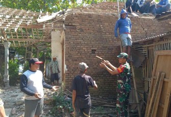 Gotong royong rehab rumah warga desa binaan 