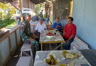 Sertu Sodiq jalin komsos bersama warga desa binaan 