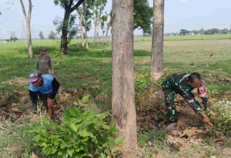 Kerja bakti bersihkan lingkungan bersama warga