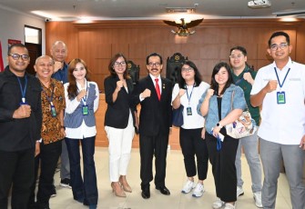 Saksi Yolanda Roring berfoto bersama Soegiharto Santoso selaku Ketua Umum DPP APKOMINDO, dan Aditya Adiguna, Hartanto Sutardja, Yuliyanti, Cepu Suprianto, Karen Wiraraharja, Agnes Wiraraharja, Vicky W., serta Herman Febrian Labiatmaja, SH., di Ruang Sidang Chandra PTUN Jakarta, (14/10/2025).