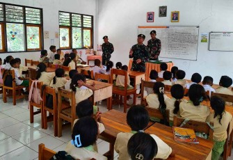 Tenaga pendidik sekolah perbatasan 