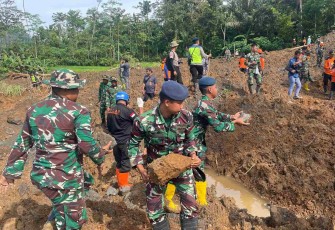 Personel Lanud J.B Soedirman di lokasi bencana, Kamis (20/11)