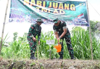 Danrem 081/DSJ Kolonel Arm Untoro Hariyanto tanam pohon penghijauan di dusun Kebonduren, Kamis (11/12)
