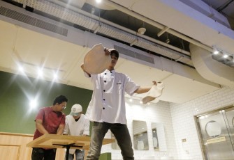 Atraksi pembuatan pizza di Ciao Gio Pizzeria Jakarta 
