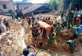 Evakuasi korban bencana longsor di Sibolga, Selasa (23/12)