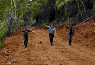 Danlanud Supadio Marsekal Pertama TNI Sidik Setiyono (tengah) meninjau lokasi TMMD, Minggu (28/12)