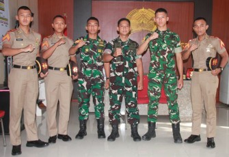 Dandim 0806/Trenggalek Letkol Inf Isnanto Roy Saputro foto bersama taruna Akmil, Senin (29/12)