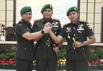 Danrem 081/DSJ Kolonel Arm Untoro Hariyanto foto bersama usai sertijab Dandim 0807/Tulungagung di Makorem, Selasa (30/12)