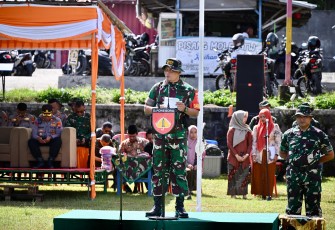 Dandim 0727/Karanganyar Letkol Inf Andri Army memimpin upacara penutupan TMMD Sengkuyung Tahap I TA 2025, di lapangan Desa Karang, Kecamatan Karangpandan, Kamis (2032025) pagi.