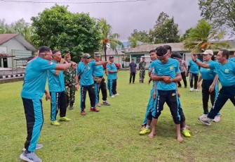 Dandim 1310/Bitung, Letkol Czi Hanif Tupen, ST,.MIP saat menyaksikan pertandingan lomba antar prajurit yangfbi gelar di lapangan Makodim 1310/Bitung