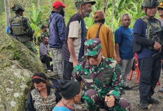 Dandim 1715/Yahukimo Bersama Forkopimda Yahukimo Berikan Bantuan Pangan dan Dukungan Moril ke Distrik Anggruk