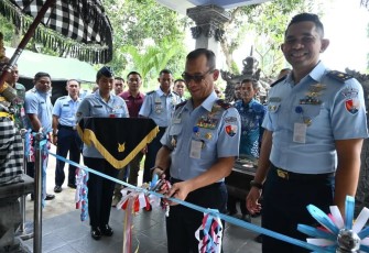 Danlanud Adi Soemarmo, Marsma TNI Bambang Juniar Djatmiko, memotong pita tanda peresmian Sanggar Ibadah Pusering Bhuwana Pasupati, di Lanud Adi Soemarmo, Selasa (2532025).