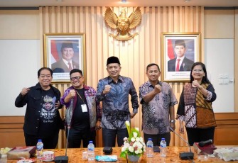Wakil Menteri Koperasi Ferry Juliantono, Sekretaris Menteri Koperasi Ahmad Zabadi, pengamat musik Buddy Ace, dan komposer/gitaris Arya Raditya Ramadhya.