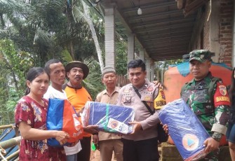 Babinsa Koramil 0801/03 Arjosari Serka Mariyanto bersama Bhabinkamtibmas, dan pemdes respons cepat Mengatasi Fenomena Tanah Retak di Pacitan.