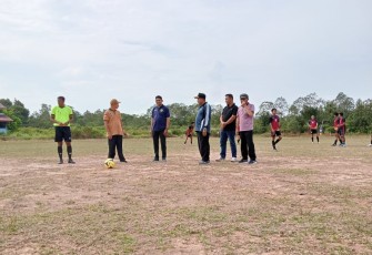 Pertandingan sepak bola dibuka langsung oleh Camat Lingga Utara Burhanudin di lapangan sepak bola Bakul Bertuah Desa Sungai Besar, Minggu (10/8/2025).