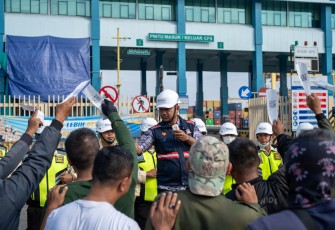 Drill Exercise ISPS Code - Unjuk Rasa Para Sopir Truk yang tidak segera terlayani karena system down.