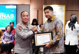 Menteri PKP Maruarar Sirait saat memberikan penghargaan kepada Polri, diterima langsung oleh Wakapolri Komjen Dedi Prasetyo.