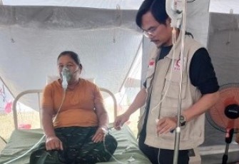 EMT Indonesia saat Obati salah satu Pasien di Myanmar
