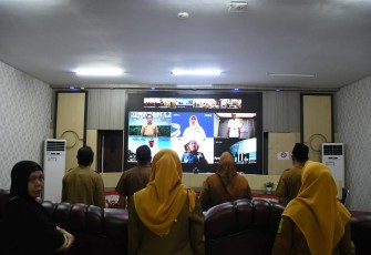 Rapat Koordinasi mingguan terkait Pengendalian Inflasi Daerah dengan Kementerian Dalam Negeri RI secara virtual di Monitoring Center, Diskominfo, Senin (27/10)
