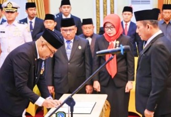Prosesi pelantikan Luki Zaiman Prawira sebagai Pj Sekdaprov Kepri, di Gedung Daerah, Tanjungpinang, Rabu (5/11/2025).