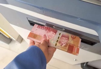 Ilustrasi pengambilan uang melalui ATM