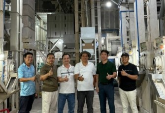 Gus Lilur saat sedang melakukan kunjungan bisnis ke Lumbung Beras Vietnam di Distrik Sa Dec, Provinsi Dong Thap, Vietnam, pada Ahad (27/7/2025).