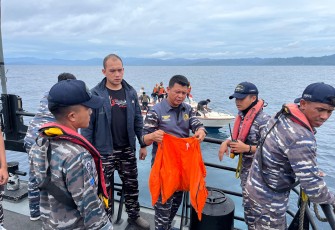 Guskamla Koarmada III saat menemukan Swimvest Warna Orange di perairan Gita, Tidore Kepulauan.