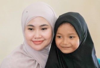 Ketua TP PKK Bintan Hafizha Rahmadhani  Foto bersama dengan salah satu anak di SDN 003 Toapaya.