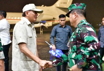Pangkoarmada III Laksda TNI Hersan saat menyambut kedatangan Menhan RI Letjen TNI (Purn) Sjafrie Sjamsoeddin