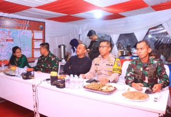 Danyonarmed 12 Kostrad Letkol Arm Dr Erlan Wijatmoko saat memantau operasi Lilin Semeru dan Tahun baru 2025, Selasa (31/12)