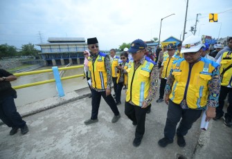 Menteri PU Dody Hanggodo saat menerima pemaparan dalam kunjungannya ke daerah irigasi Glapan Kabupaten Grobogan Jateng, Rabu (1/1/25)