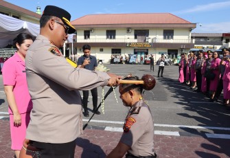 Kapolrestabes Medan Pimpin Upacara Kenaikan Pangkat dan Purna Bakti Personel.