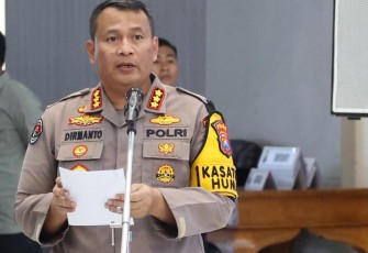 Kabid Humas Polda Jatim Kombes Dirmanto saat memberikan keterangan pers 