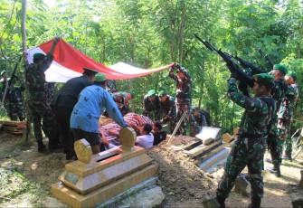 Tembakan salvo iringi pemakaman 