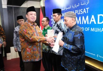 Menteri ATR/BPN Nusron Wahid saat menyerahkan sertifikat tanah wakaf di Jakarta, Jum'at (3/1/25)