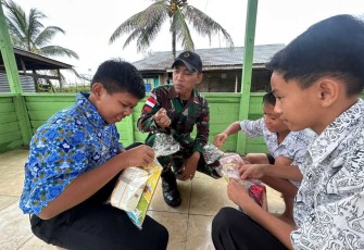Kado tahun baru satgas Yonzipur 5/ABW