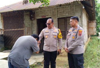 Kapolsek Delitua Kompol Dedy Dharma Dampingi Kapolrestabes Medan Sambangi Kediaman Korban Begal