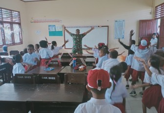 Babinsa Timika saat Ajarkan Matematika Metode Gasing di SD Inpres Nawaripi