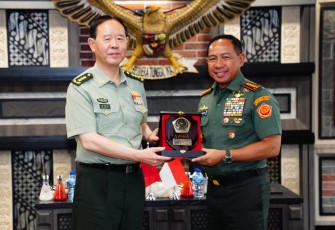 Panglima TNI Jenderal TNI Agus Subiyanto saat menerima Kunjungan Kehormatan Kepala Staf Gabungan Angkatan Bersenjata Republik Rakyat Tiongkok (RRT) Jenderal Liu Zhenli
