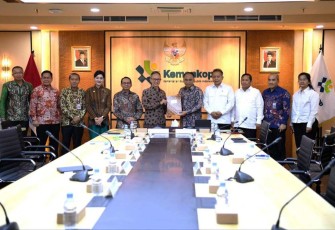 Menkop Budi Arie Setiadi menyerahkan daftar koperasi di sektor jasa keuangan ke OJK di Jakarta, Senin (13/1)