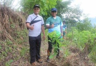Dandim 0806/Trenggalek Letkol Czi Yudo Aji Susanto foto bersama usai tanam pohon