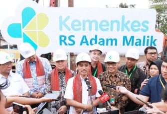 Wamenkes Prof Dante Saksono Harbuwono saat memberikan keterangan pers usai groundbreaking gedung onkologi terpadu RSUP Adam Malik Medan, Kamis (16/1)
