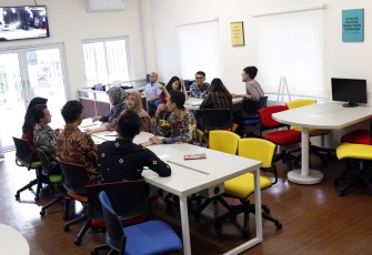 Dokmentasi: Suasana diskusi mahasiswa manajemen di Laboratorium BIDER UPER