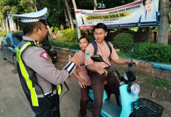 Anggota Polres Probolinggo saat mengedukasi penggunaan sepeda listrik di jalan raya, Kamis (16/1)