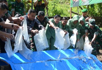 Danrem 023/KS Kolonel Inf Jansen P Nainggolan menebar bibit ikan di Nias, Jum'at (17/1)