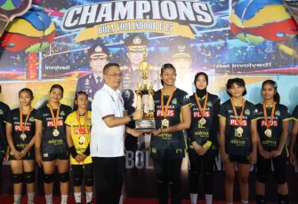 Ketua Umum PBVSI Pengprov Jatim Irjen Pol Imam Sugianto menyerahkan piala juara 