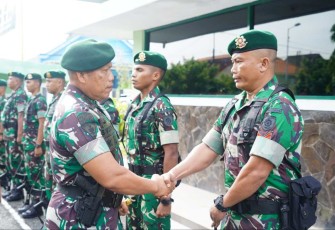 Pangdivif 2 Kostrad Mayjen TNI Susilo menyalami dengan hangat prajurit Yonif 503/Mayangkara di Mojokerto, Senin (20/1)