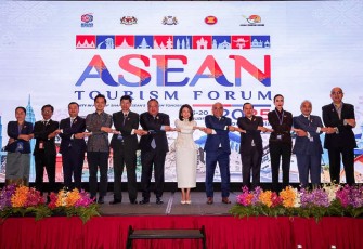 Menpar Widiyanti Putri Wardhana foto bersama dalam forum ATF 2025 di Johor Baru, Malaysia, Minggu (19/1)
